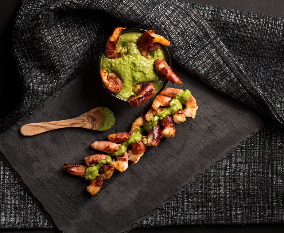 These prosciutto wrapped prawns are great to serve to guests as a starter, leaving them wanting more. And the pesto dip just gives a bit of extra love. Yum!