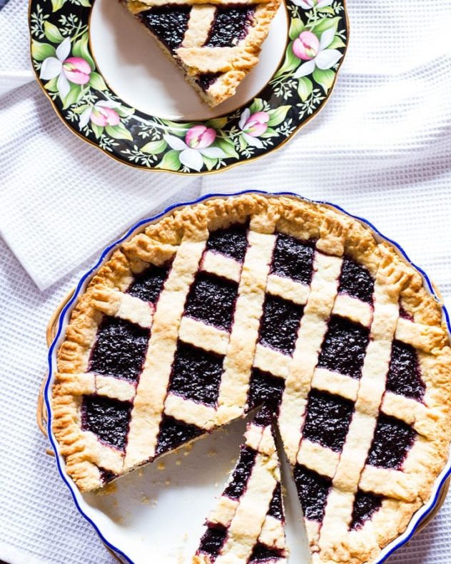 An overhead photo of a crostata served in a pie dish.