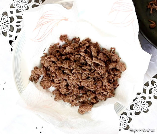 Cooked beef mince in a bowl lined with kitchen paper.